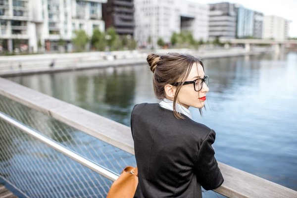 Peut-on trouver une location en Bretagne avec des cours de navigation à voile et des visites de phares?